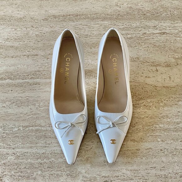 Vintage Chanel Gold CC Bow Pumps - Picture 3 of 10